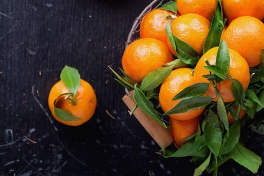 Noel mandalina ile leaveas