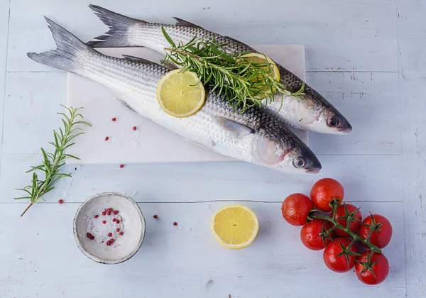 Taze çiğ kefal balık