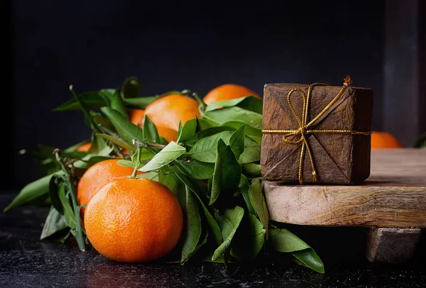 Tangerinas de Natal com folhas — Fotografia de Stock