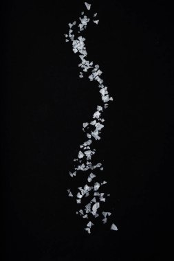 Siyah arka plan üzerinde deniz tuzu Eleme.