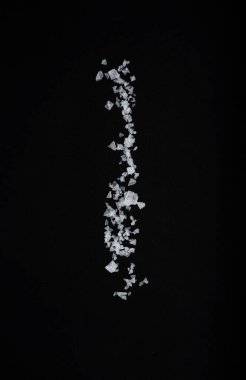 Siyah arka plan üzerinde deniz tuzu Eleme.