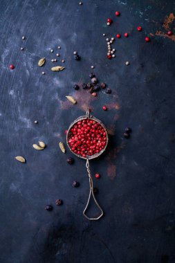 Pembe biberler, rustik metal arka planda bir süzgeçte yığılırlar. Üst görünüm