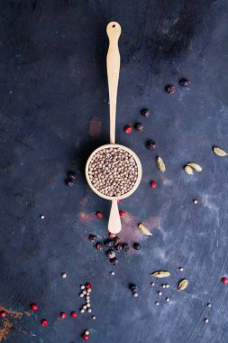 Kişniş tohumları, sade metal arka planda bir süzgeçte yığılıyor. Üst görünüm