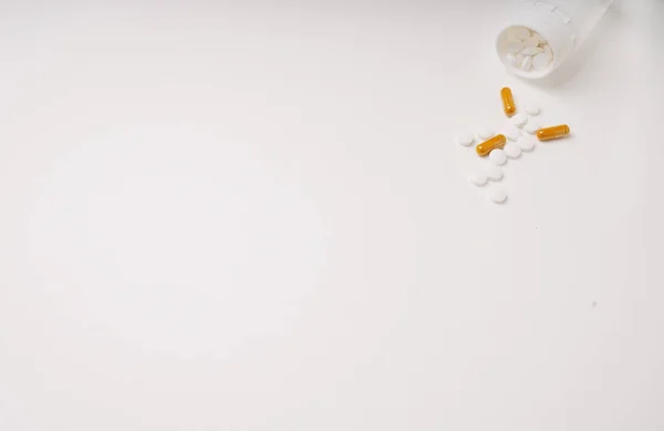 Медицинские Таблетки Капсулы Вытекающие Белой Пластиковой Бутылки Изолированы Белом Фоне — стоковое фото