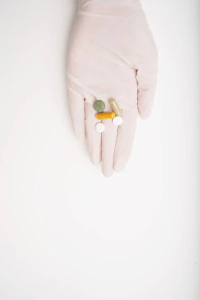 Рука Медицині Одноразова Рукавичка Таблетками Капсулами Ізольовані Білому Тлі — стокове фото