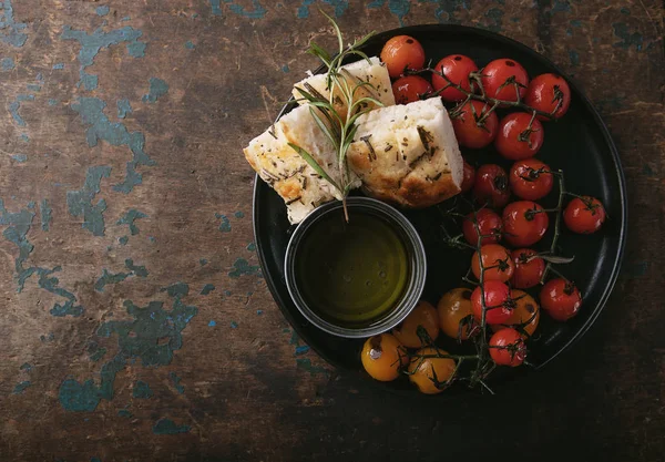 Geleneksel Talyan Aperatifi Yapımı Foccacia Ekmeği Zeytinyağı Fırında Domates Biberiye — Stok fotoğraf