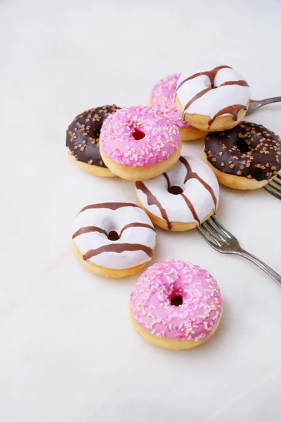 Застекленные Шоколадные Глазированные Посыпанные Пончиками Вилки Изолированные Мраморном Фоне Выборочный — стоковое фото