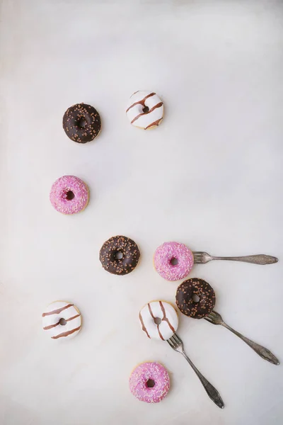 Glasiert Schokolade Gefrostet Und Bestreut Donuts Auf Gabeln Isoliert Auf — Stockfoto