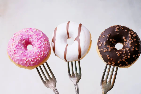 Geglazuurd Chocolade Mat Besprenkeld Donuts Vorken Geïsoleerd Marmeren Achtergrond Van — Stockfoto