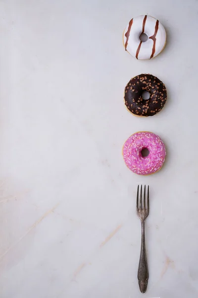 Glasierte Schokolade Gefrostete Und Bestreute Donuts Mit Gabel Isoliert Auf — Stockfoto