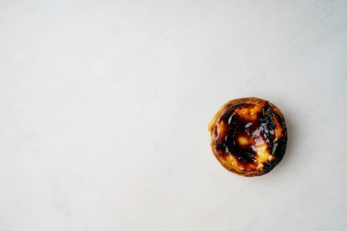 Pastel de nata. Geleneksel Portekiz tatlısı, mermer arka planda yumurtalı tart. Üst görünüm