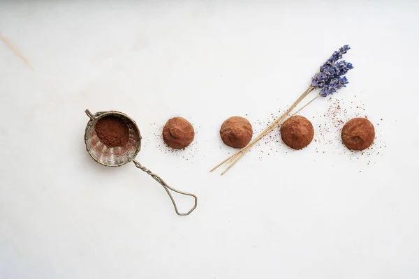 Truffes Chocolatées Crues Aux Bâtonnets Lavande Passoire Poudre Cacao Sur — Photo