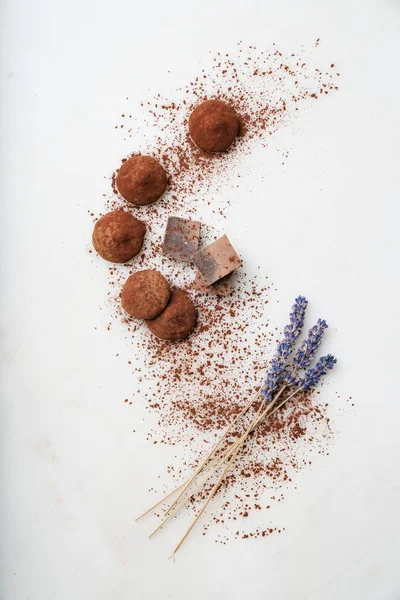 Chokladgodis Tryffel Chokladbitar Och Lavendelpinnar Beströdda Med Kakao Damm Över — Stockfoto