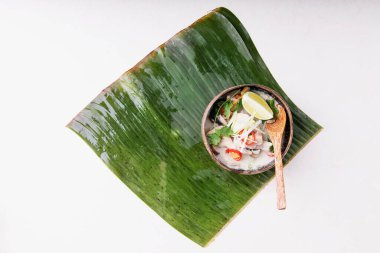 Geleneksel Tayland Tavuk Çorbası Tom Kha Gai hindistan cevizi kaselerinde taze limon, acı biber, kişniş, soğan ve şiitake mantarlarıyla servis edilir. Üst Manzara. Boşluğu Kopyala