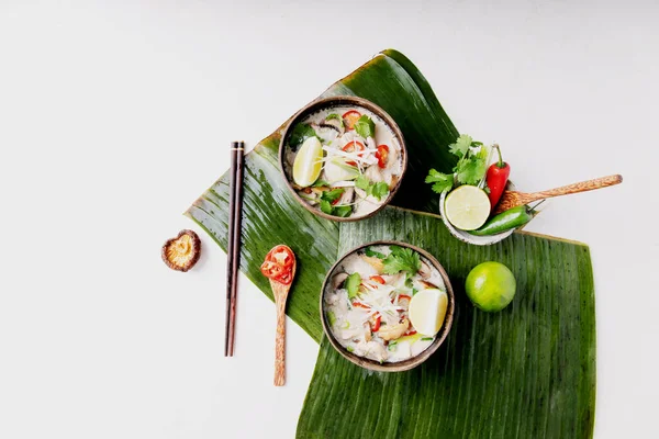Sopa Tradicional Tailandesa Pollo Tom Kha Gai Servido Cuencos Coco —  Fotos de Stock