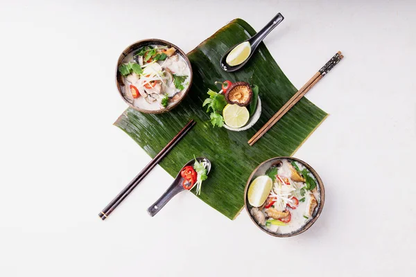 Sopa Tradicional Tailandesa Pollo Tom Kha Gai Servido Cuencos Coco —  Fotos de Stock