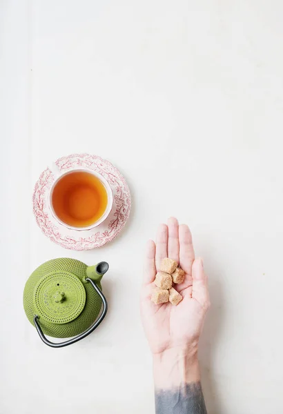 Αρσενικό Χέρι Που Σερβίρει Τσάι Από Βότανα Παραδοσιακή Ανατολίτικη Τσαγιέρα — Φωτογραφία Αρχείου