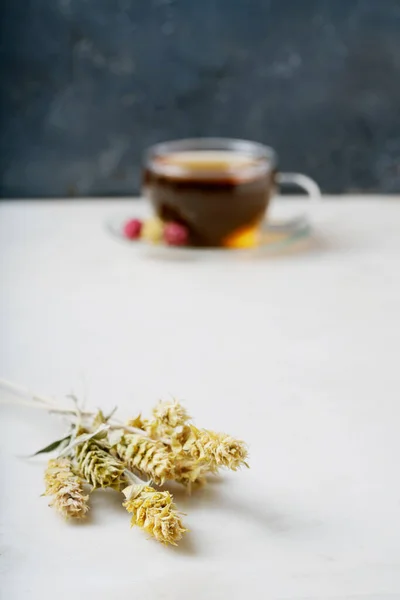 Ένα Φλιτζάνι Τσάι Από Βότανα Πάνω Από Λευκό Μάρμαρο Φόντο — Φωτογραφία Αρχείου