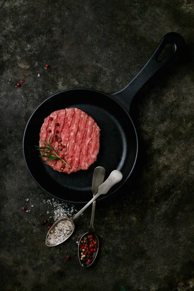 Rauw Gemalen Rundvlees Burger Steak Cutlets Met Kruiden Geserveerd Metalen — Stockfoto