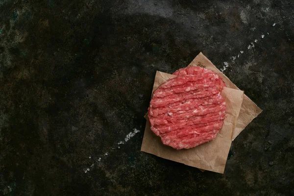 Köy Metal Arka Planda Baharatlı Çiğ Biftek Köftesi Üst Görünüm — Stok fotoğraf