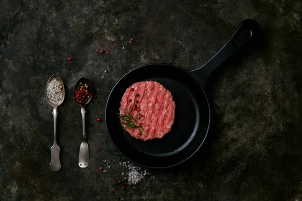 Surowe Kotlety Mięsa Wołowego Burger Stek Przyprawami Serwowane Metalowej Patelni — Zdjęcie stockowe