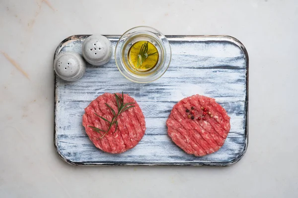 Rauw Gemalen Rundvlees Burger Steak Cutlets Met Kruiden Rozemarijn Geserveerd — Stockfoto