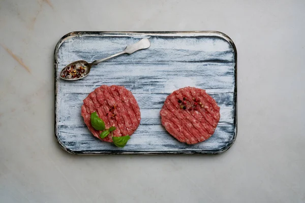 Rauw Gemalen Rundvlees Burger Steak Cutlets Met Kruiden Kruiden Geserveerd — Stockfoto