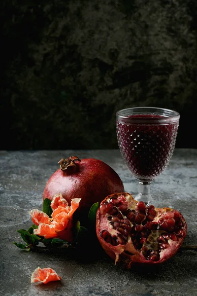 Fruits Grenade Entiers Demi Verre Jus Grenade Décoré Avec Une — Photo