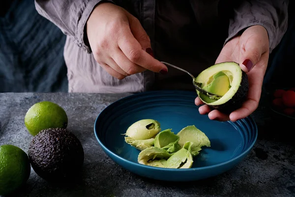Тосты Авокадо Здоровый Вегетарианский Завтрак Процесс Приготовления Женские Руки Вырывающие — стоковое фото