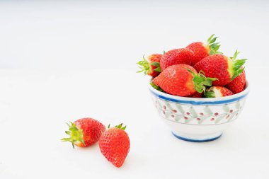 Beyaz arka planda izole edilmiş taze sulu çilekler. Yan görüş. Boşluğu kopyala