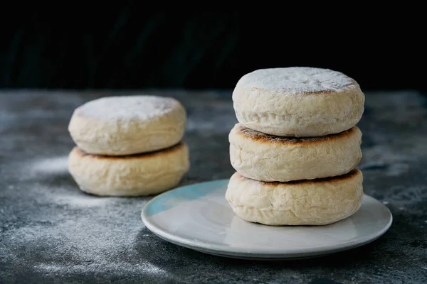Geleneksel Portekiz düz yuvarlak ekmeği Bolo Do Caco. Madeira Adası mutfağı. Yan görüş. Kapat.