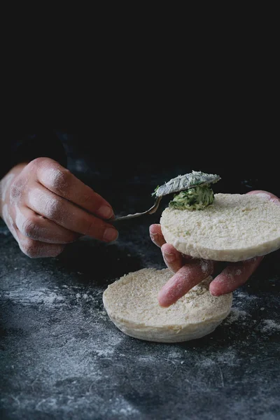 Традиційний Португальський Круглий Хліб Bolo Caco Жіночі Руки Просмоктують Хліб — стокове фото