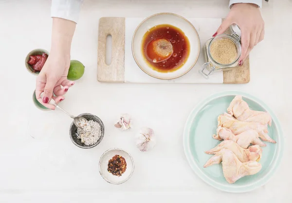 Alitas Pollo Crudas Ingredientes Para Marinada Coreana Con Pasta Gochuang —  Fotos de Stock