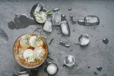 Buzlu buzla servis edilen buzlu buzlu buzlu buzlu buzlu buzlu buzlu tek bardak viski. Üst Manzara. Seçici odak.