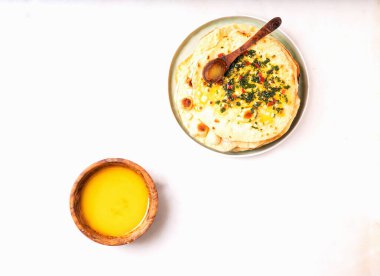 Geleneksel Hint düz ekmeği Chapati Chimichurri sosu ve tereyağlı Ghee ile servis edilir. Üst görünüm.