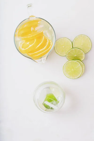 Zelfgemaakte Citrus Doordrenkt Water Een Kan Een Glas Met Ijs — Stockfoto