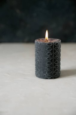 Mermer zeminde yanan siyah mum. Seçici odaklanma. Kapat..