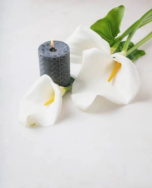 Weiße Calla Lilly Blumen Mit Brennender Schwarzer Kerze Auf Weißem — Stockfoto