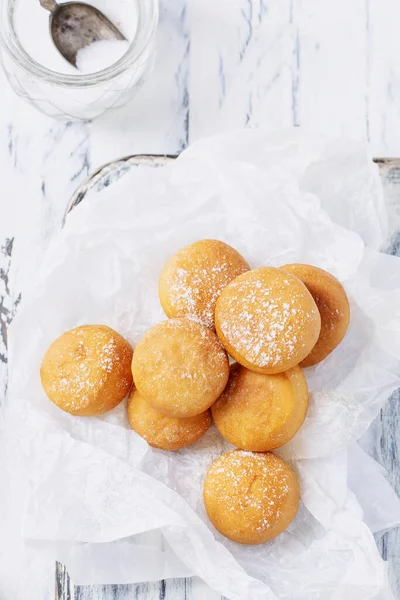 Mini Beignets Frits Frais Saupoudrés Sucre Poudre Sur Papier Sulfurisé — Photo