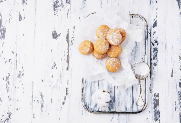 Mini Rosquillas Fritas Frescas Espolvoreadas Con Azúcar Polvo Sobre Papel —  Fotos de Stock