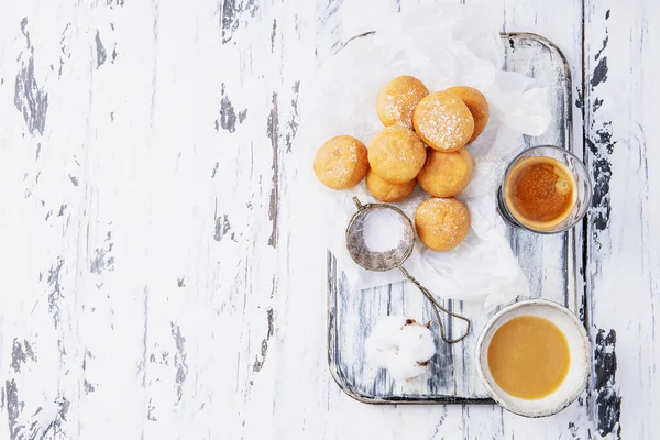 Frisch Gebratene Mini Donuts Mit Puderzucker Auf Dem Backpapier Über — Stockfoto