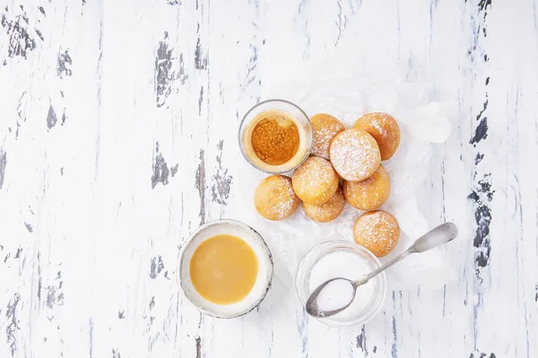 Verse Gebakken Mini Donuts Bestrooid Met Poedersuiker Het Bakpapier Espresso — Stockfoto