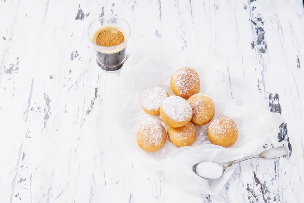 Świeże Smażone Mini Pączki Posypane Cukrem Pudrem Papierze Pieczenia Espresso — Zdjęcie stockowe