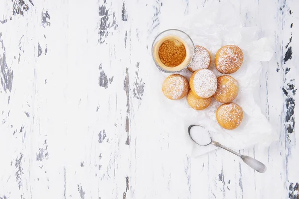 Frisch Gebratene Mini Donuts Mit Puderzucker Auf Dem Backpapier Bestreut — Stockfoto