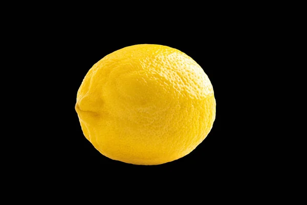 Foto de primer plano limón amarillo maduro aislado sobre fondo negro —  Fotos de Stock