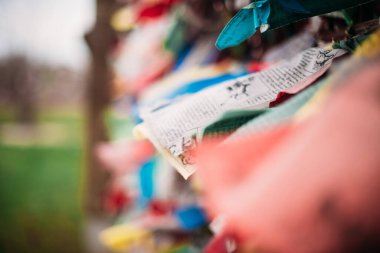 Eski tapınakta rüzgarda sallanan duvardaki Budist dua bayraklarıfotoğrafı