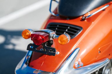 Arka plan krom detay ve kuyruk ışığı ve turuncu Retro Vintage scooter sinyalleri çevirmek.