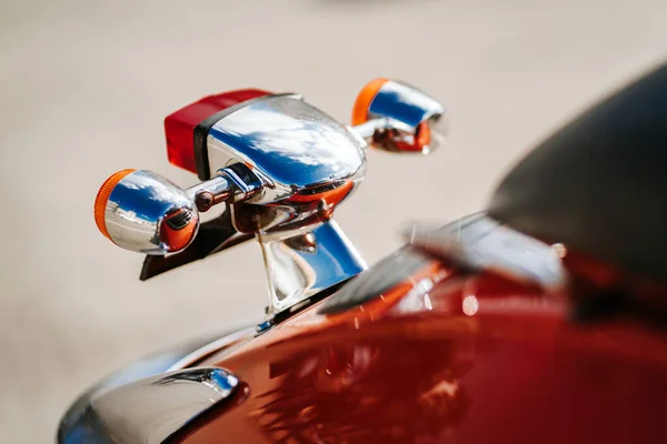 Хромированные детали крупным планом и задние фонари и поворотные сигналы оранжевого ретро-винтажного скутера . — стоковое фото