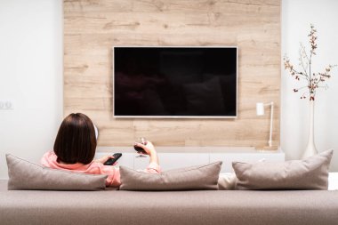 Karantinada şarap içen genç bir kadın. Evde kal. Kendine dikkat et. COVID-19 virüs koruma kavramı.