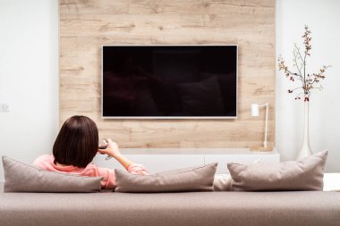 Karantinada şarap içen genç bir kadın. Evde kal. Kendine dikkat et. COVID-19 virüs koruma kavramı.